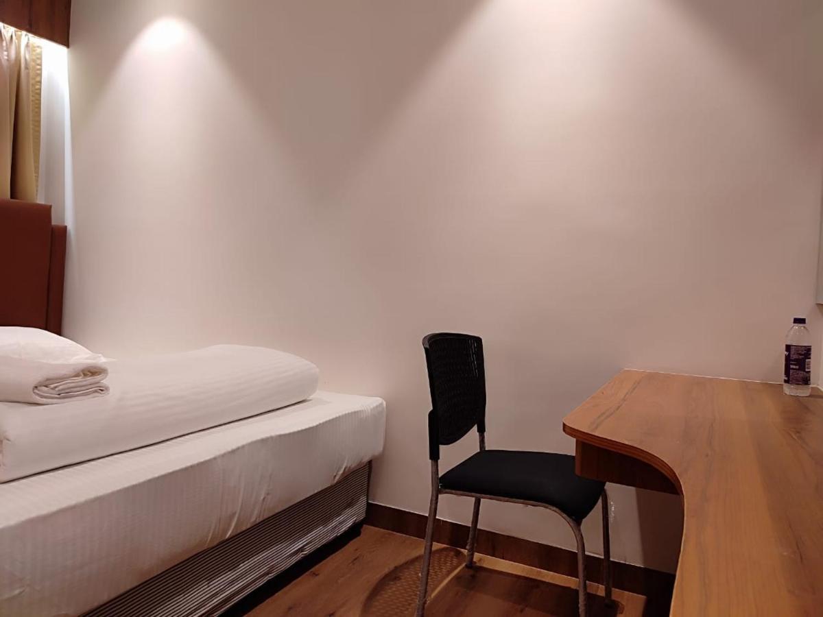 Staymaker Hotel Mohan Palace Baharampur Екстериор снимка